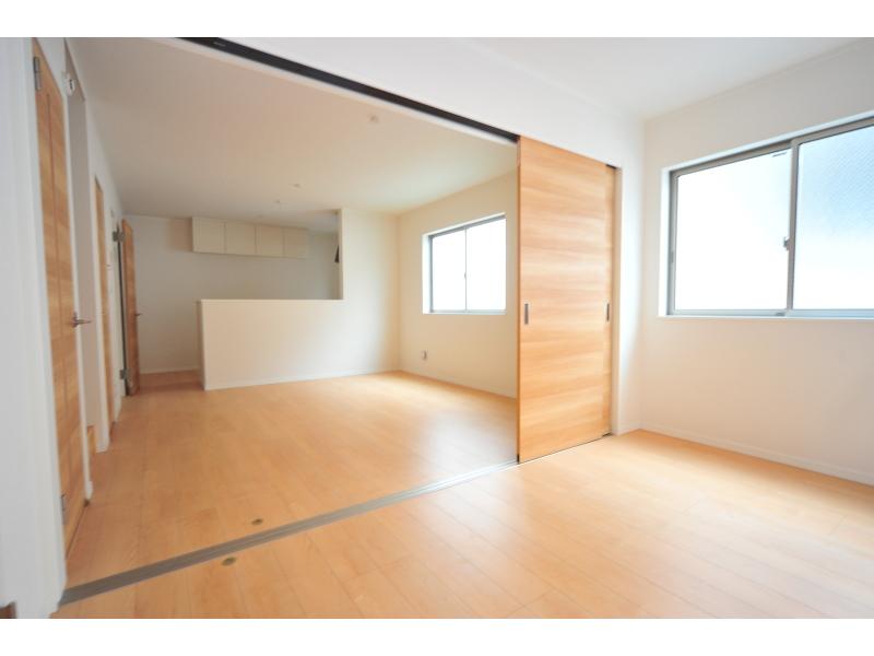 Living. Indoor (11 May 2013) Shooting Building 3 Living Spacious open the sliding door in the living room between LDK and the connection and 19 quires large space of.