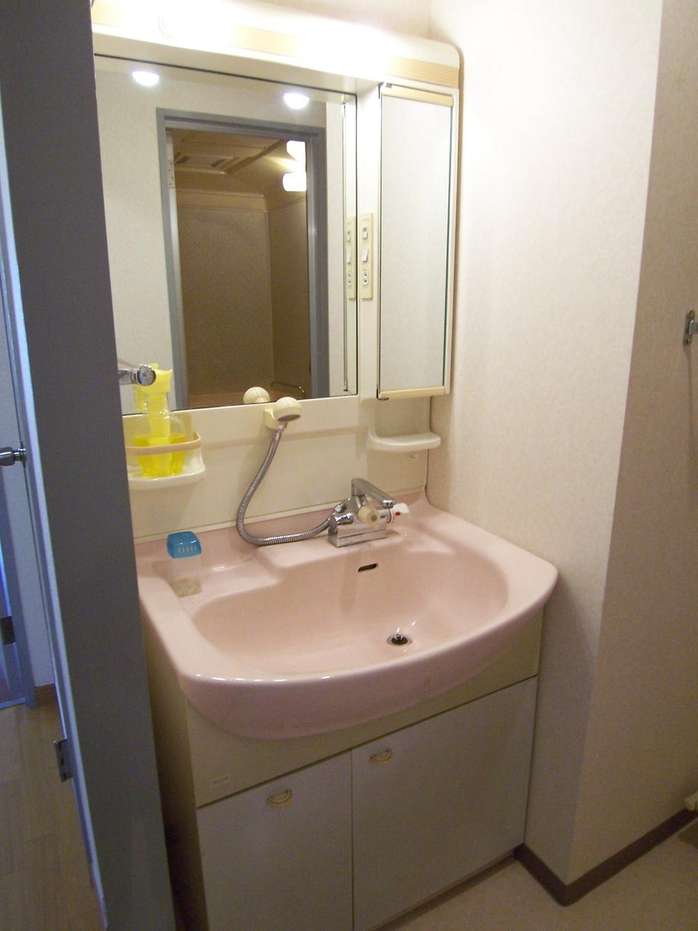 Wash basin, toilet. Room (August 2013) Shooting