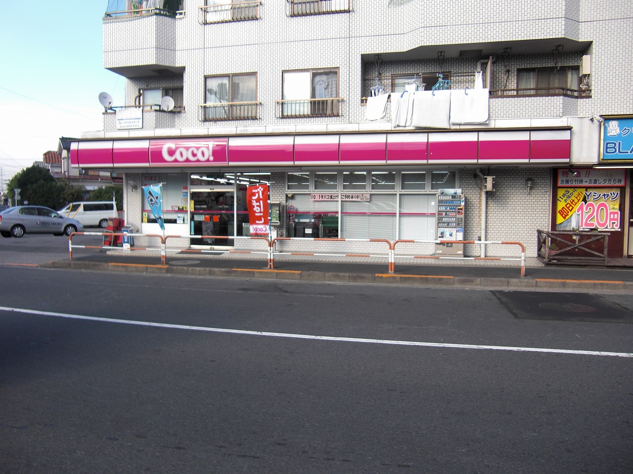 Convenience store. 220m to the Coco store Shikahama store (convenience store)