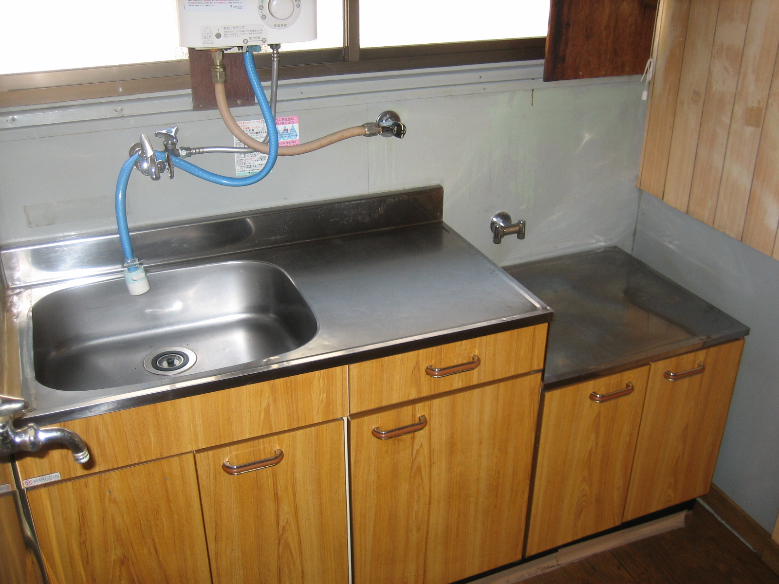 Kitchen. Sink to put the gas stove