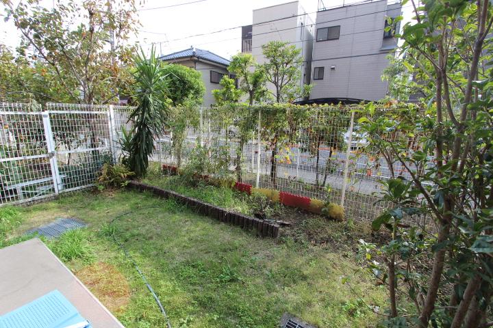 Enjoy gardening, Private garden that can also be used as a children's playground. Likely to enjoy a detached sense while living in the apartment. Local (11 May 2013) Shooting. Enjoy gardening, Child