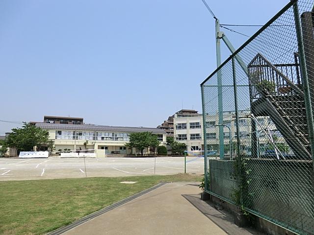 Primary school. Distance of the middle 2 minutes walk from the elementary school to attend 160m 6 years up to elementary school Shimane. Attend you safely in the lower grades of children.