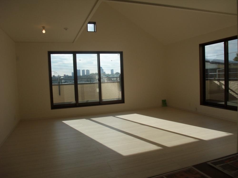 Same specifications photos (living). Adopt a special olefin sheet to be long-lasting beauty living room flooring. There is a strongly excellent scratch resistance to sunburn. 