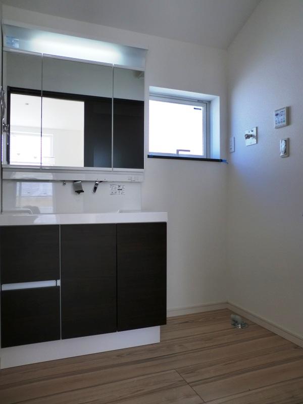 Wash basin, toilet. (Three-sided mirror, Mirror in front of you comes with a defogging, Clean easy drainage port without hassle type! )