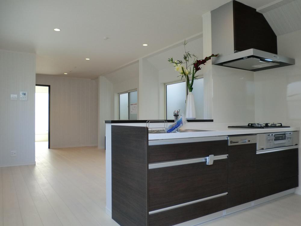 Same specifications photo (kitchen). Kitchen faucet touch-less faucet, Door pocket easily removed with a patter-kun. Sink care easy for the coating and embossed with a quiet design. 