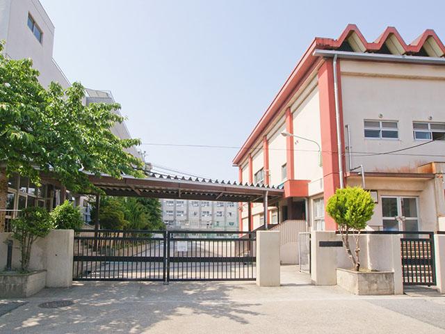 Junior high school. 1352m to Adachi Ward thirteenth junior high school