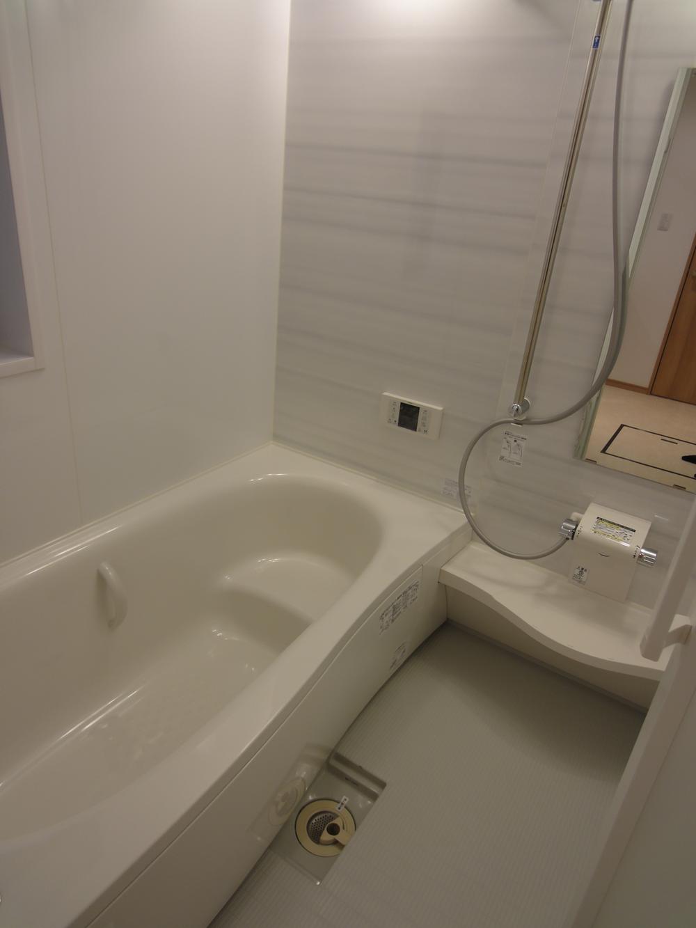 Bathroom. Hitotsubo bath in the bathroom drying function with