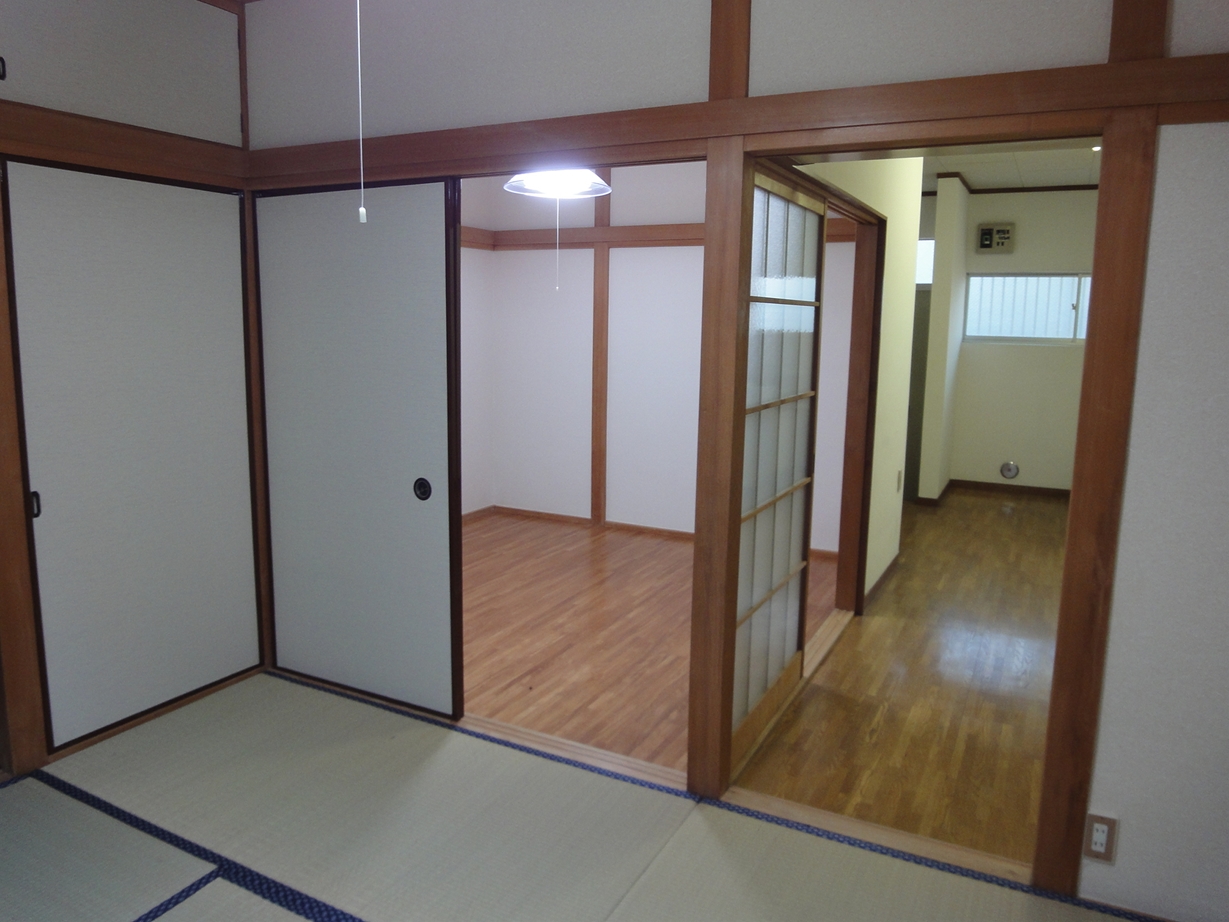 Living and room. Western-style as seen from the Japanese-style room ・ kitchen