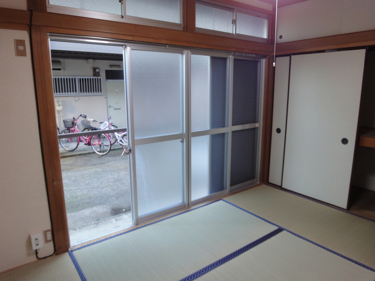 Living and room. South-facing Japanese-style room facing the terrace