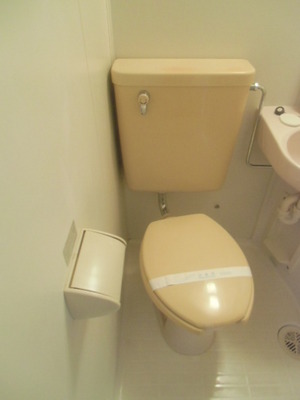 Toilet. 3-point unit bus toilet