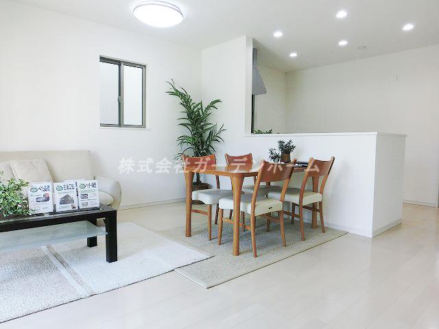 Model house photo. A nice living room where the light is plugged into the day !! (model house)