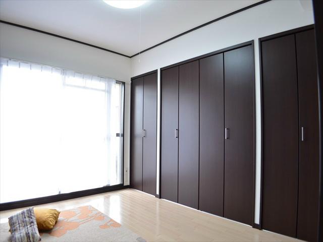 Non-living room. Bright Western-style