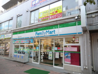 Convenience store. 900m to Family Mart (convenience store)