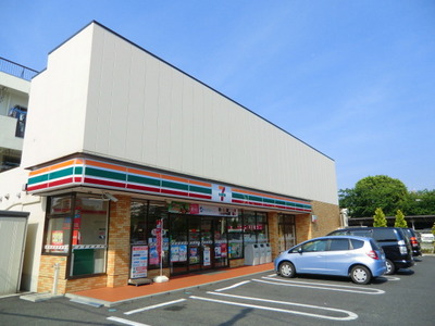 Convenience store. 700m to Seven-Eleven (convenience store)