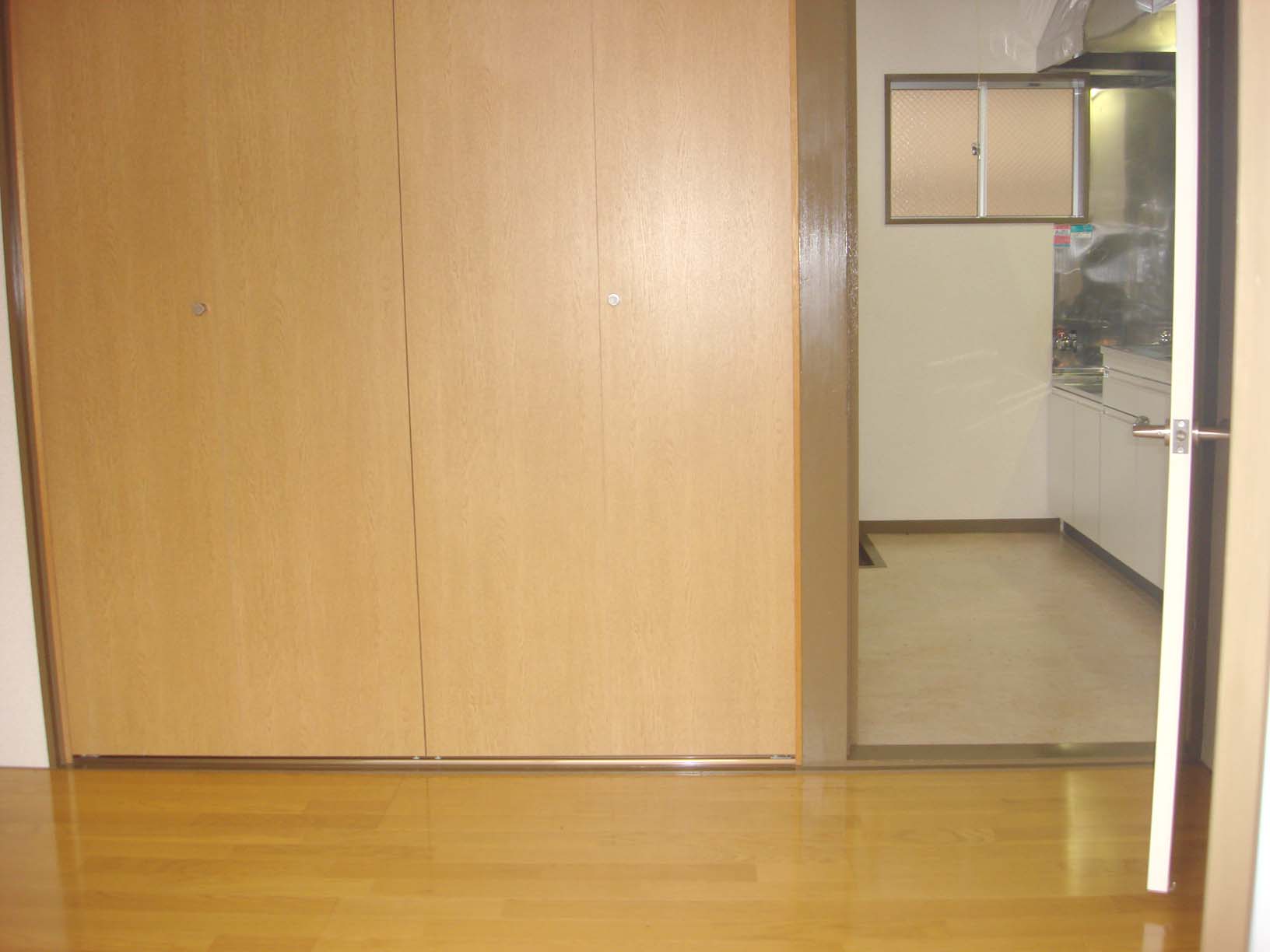 Living and room. Air-conditioned Western-style 6 tatami flooring