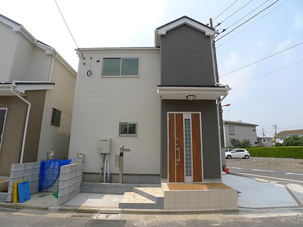 Local appearance photo. Building 3