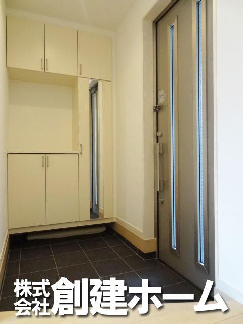 Entrance. It is the entrance with a large cupboard