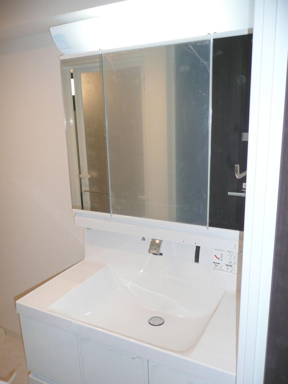 Wash basin, toilet. Wash basin