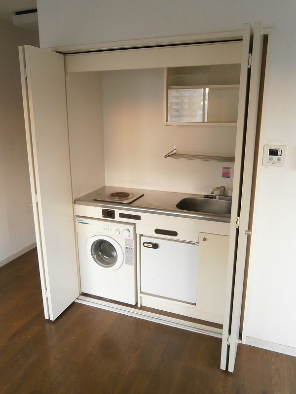 Kitchen. Mini fridge ・ It is with a washing machine.