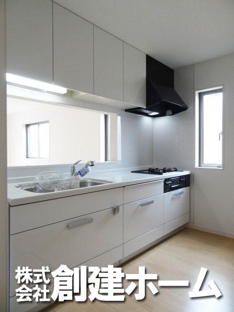 Kitchen. Overlooking the living room, Popular face-to-face kitchen