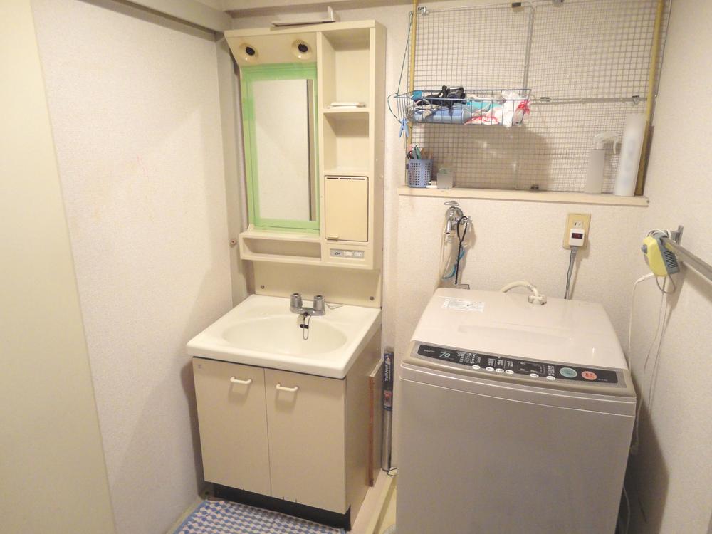 Wash basin, toilet. Indoor (June 2013) Shooting