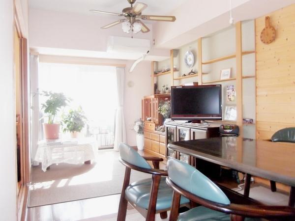 Living.  [Yang] Living-dining there is a large window of the south-facing to direct bright moments of reunion!