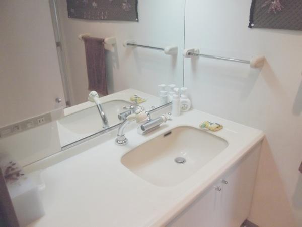 Wash basin, toilet. I get dressed in the morning in the basin space of the room also smoothly!