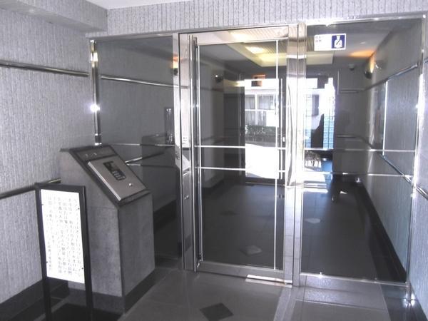 Entrance. Consideration in crime prevention in the auto-lock system!