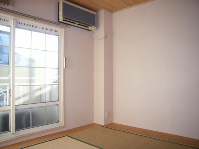 Living and room. Japanese-style room (south side)