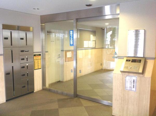 Entrance. Consideration in crime prevention in the auto-lock system!