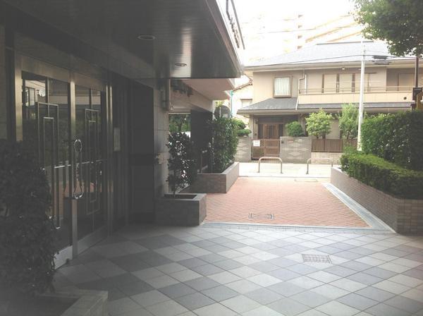 Other local. Entrance before passage