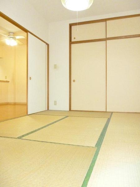 Non-living room. Japanese-style room (approximately 6.0 tatami mats)