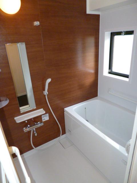 Bathroom. Bathroom exchange already ・ Bathroom with a window is very rare in the apartment. Convenient to ventilation.