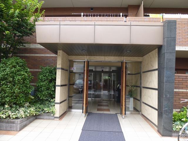 Entrance. Common areas