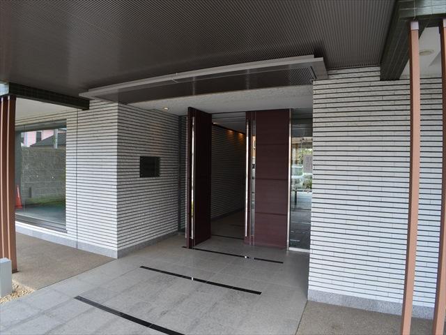 Entrance. Is the entrance to be attached to car.