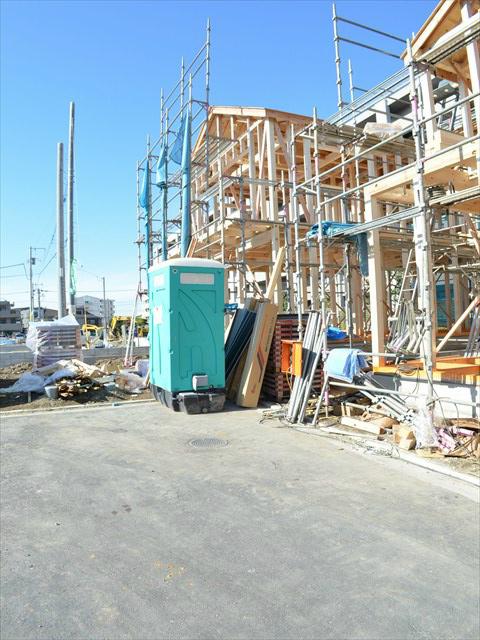 Local photos, including front road. Also good per sun