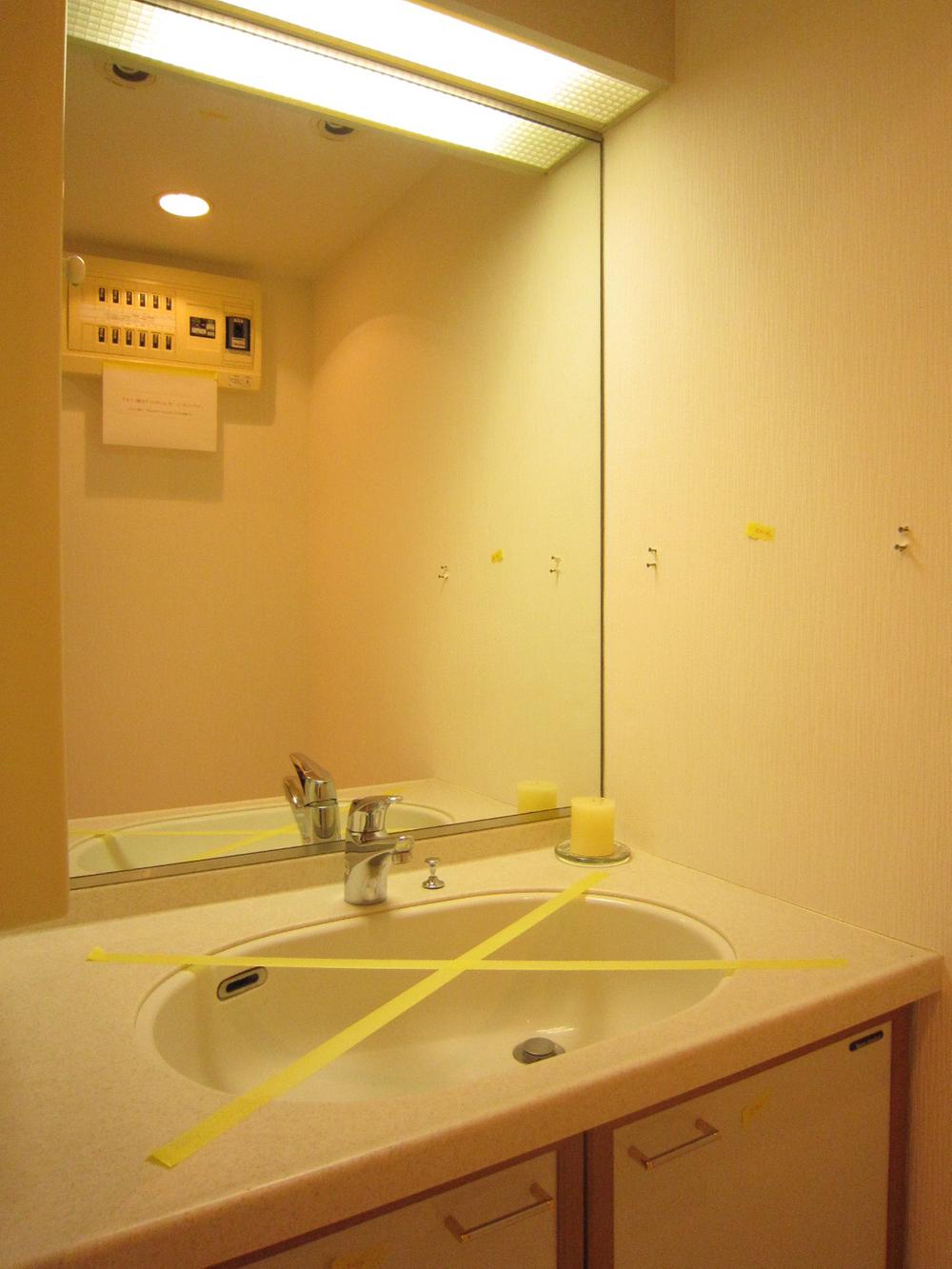 Wash basin, toilet. Indoor (11 May 2013) Shooting