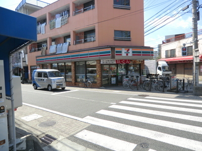 Convenience store. 450m to Seven-Eleven (convenience store)