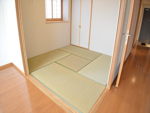 Non-living room. There is Japanese-style room of calm