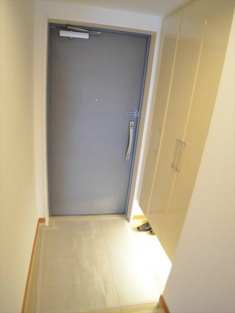 Entrance. Also brightens feet