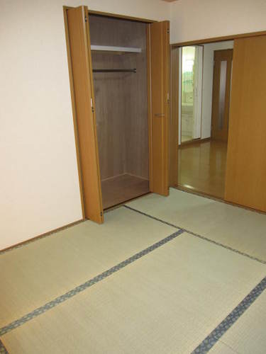 Other room space. Japanese-style room about 6.0 tatami mats (balcony side)