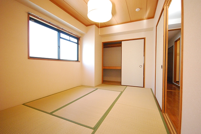 Living and room. 6 Pledge Japanese-style room of the storage lot