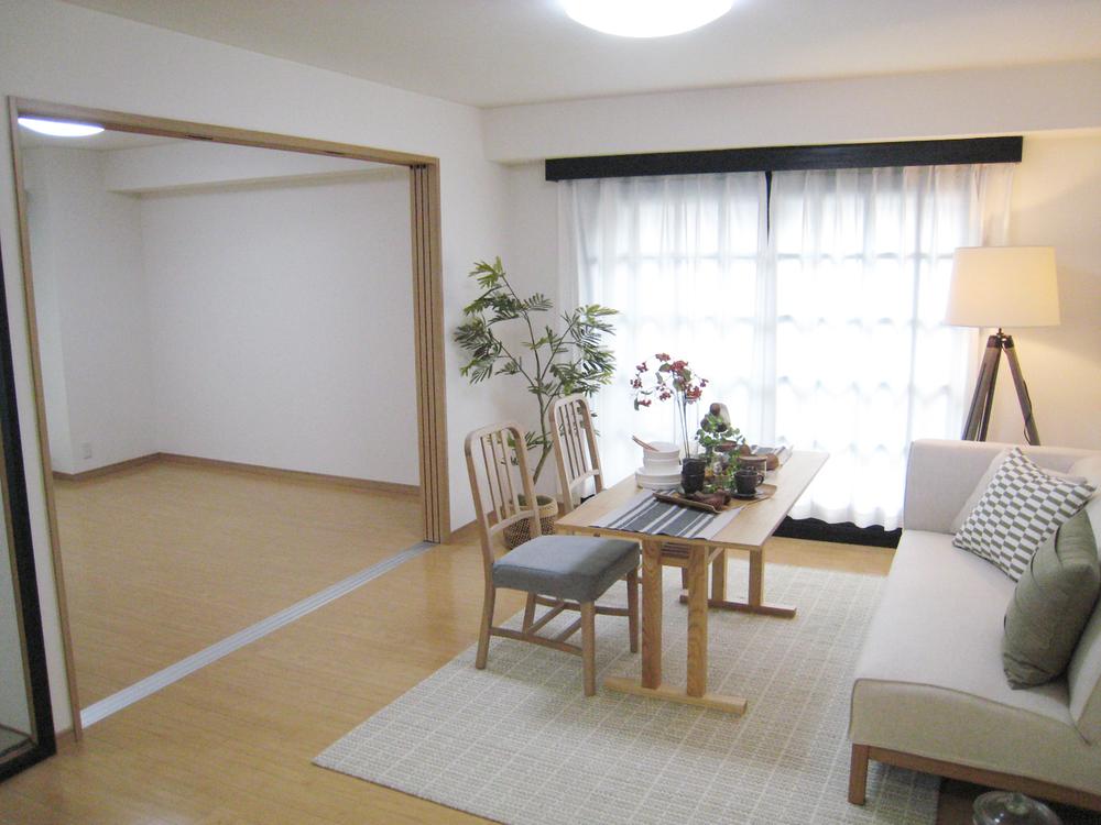 Living. Dining furnished. If open more Western-style, You can use it as 2LDK.