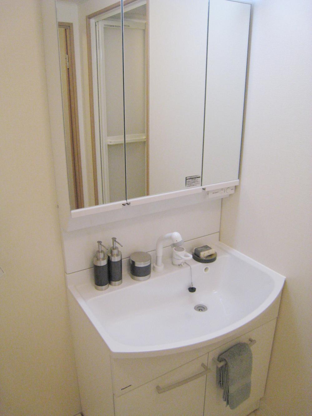 Wash basin, toilet. It was washstand new exchange.