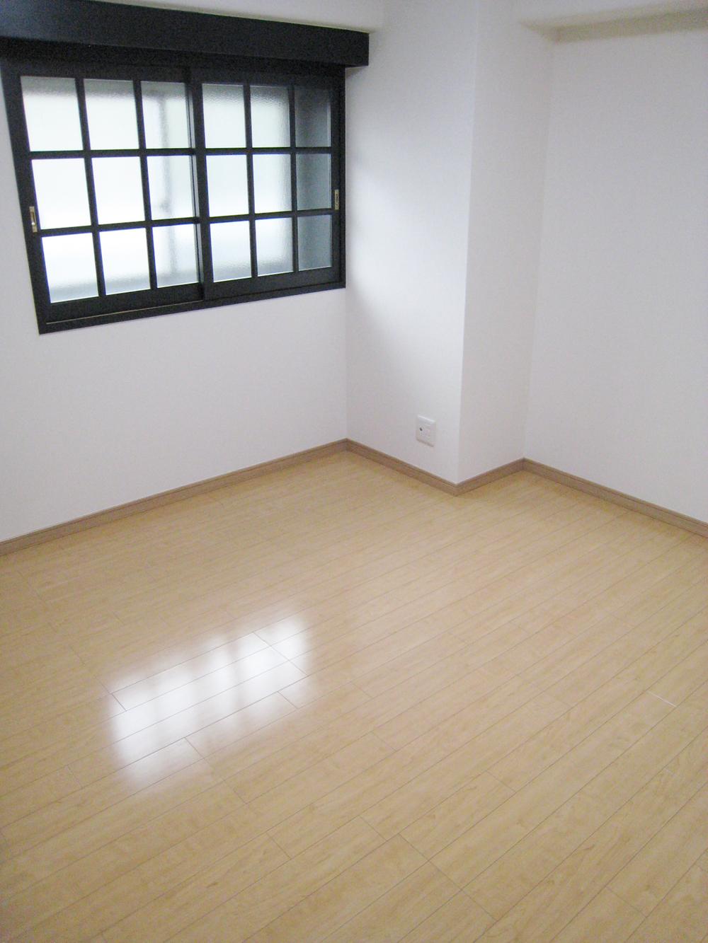 Non-living room. Window frame is also a chic color.