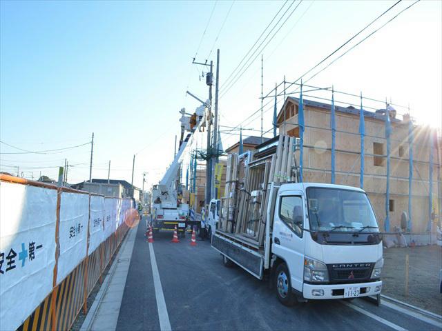 Local photos, including front road. About walking up to elementary school 3 minutes