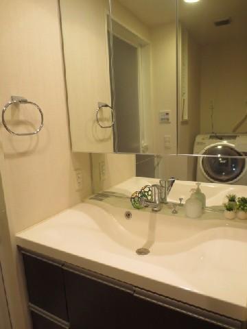 Wash basin, toilet. Indoor (12 May 2013) Shooting