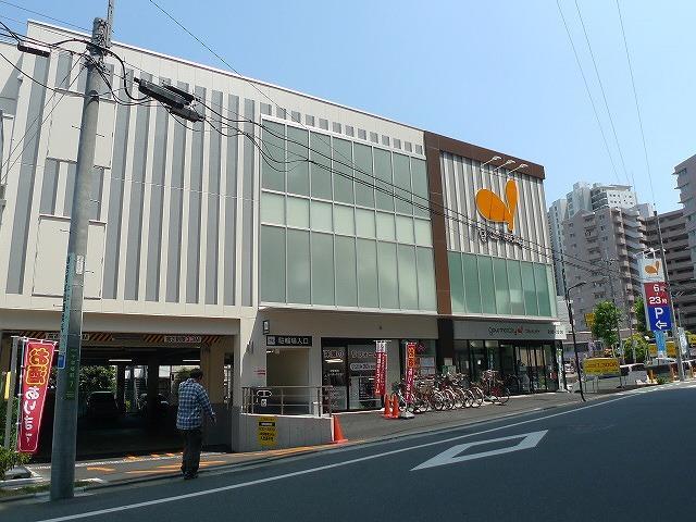 Supermarket. 197m until Gourmet City Senjuakebono the town store (Super)