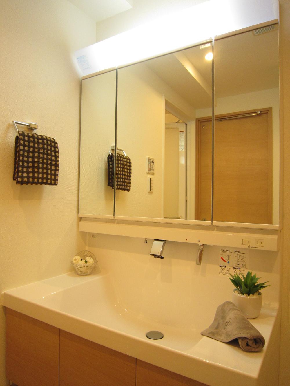 Wash basin, toilet. Indoor (11 May 2013) Shooting