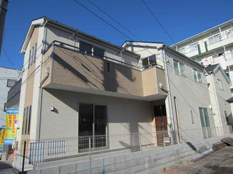 Local photos, including front road. local Building 3 (2013.12)